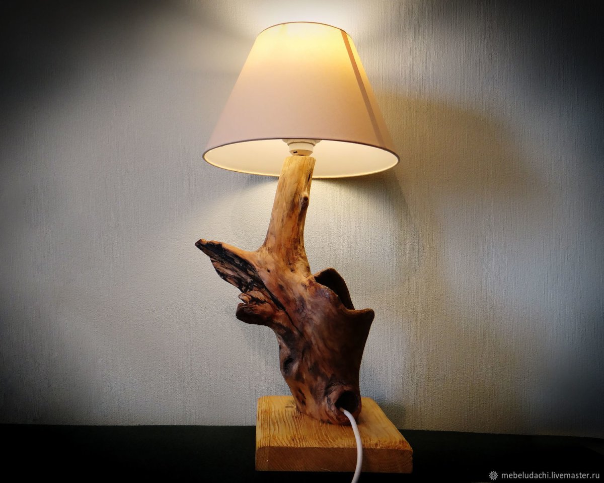 Светильник из дерева