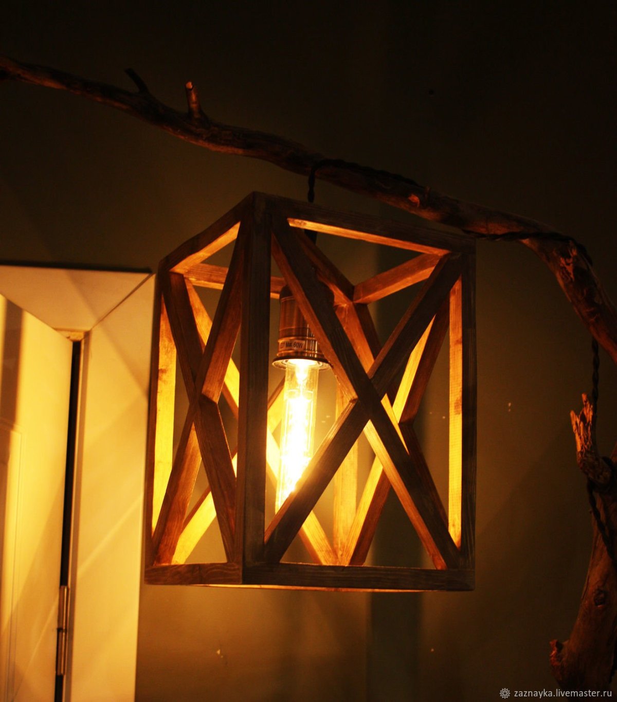 Деревянный светильник на стену