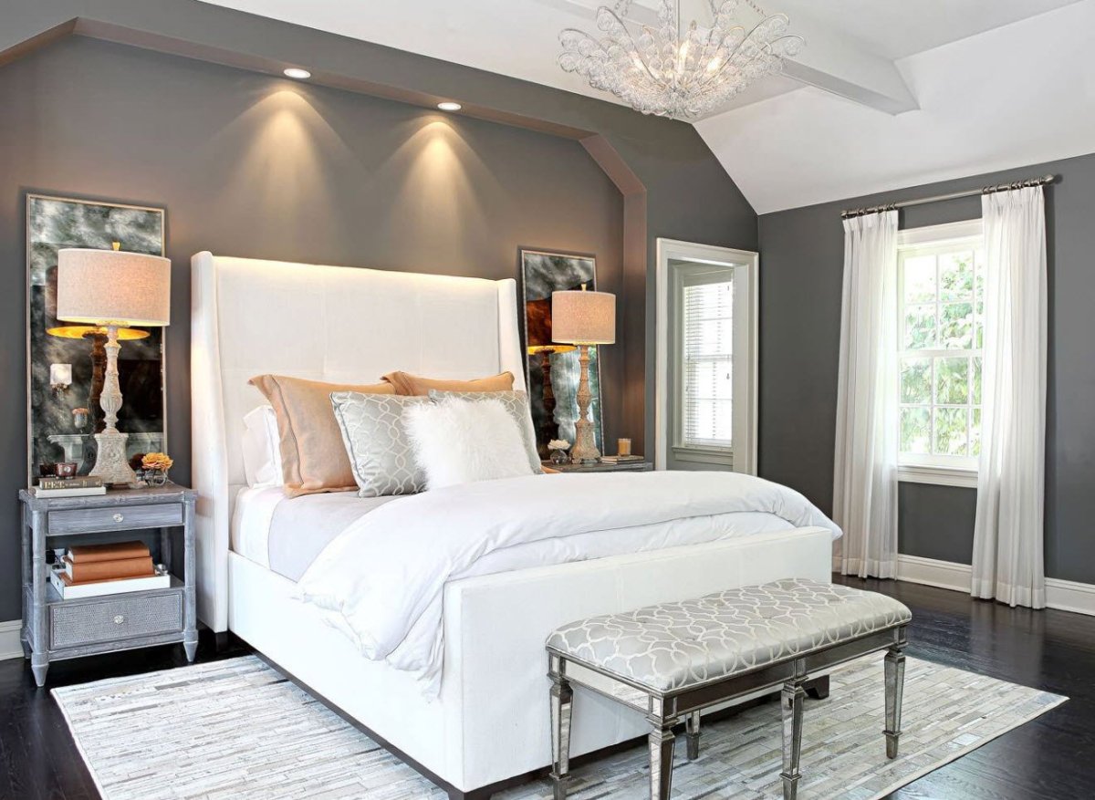 Светильники над кроватью в спальне