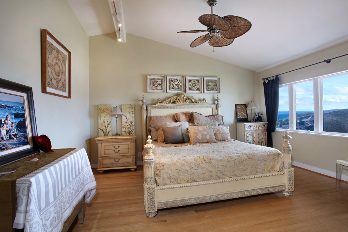 Люстра над углом кровати