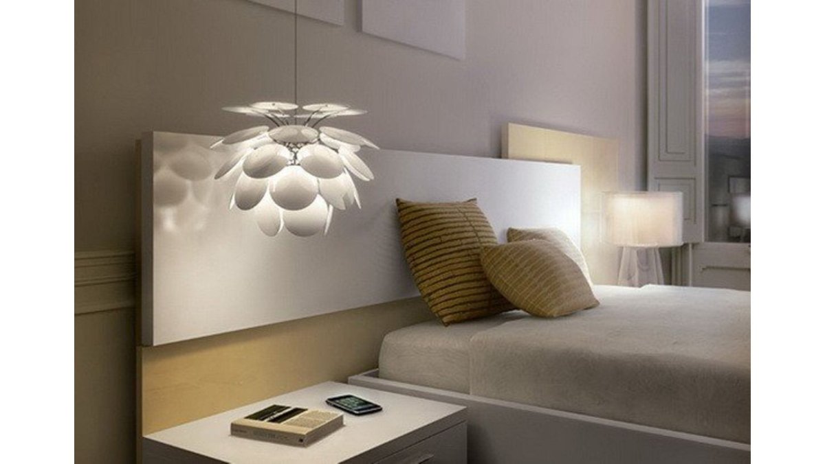 Подвесы над кроватью в спальне