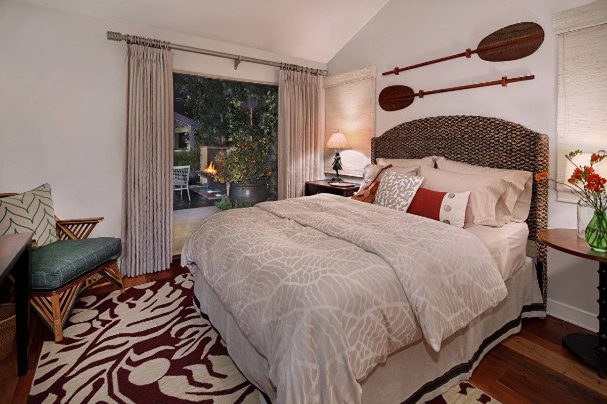 Светильник на изголовье кровати