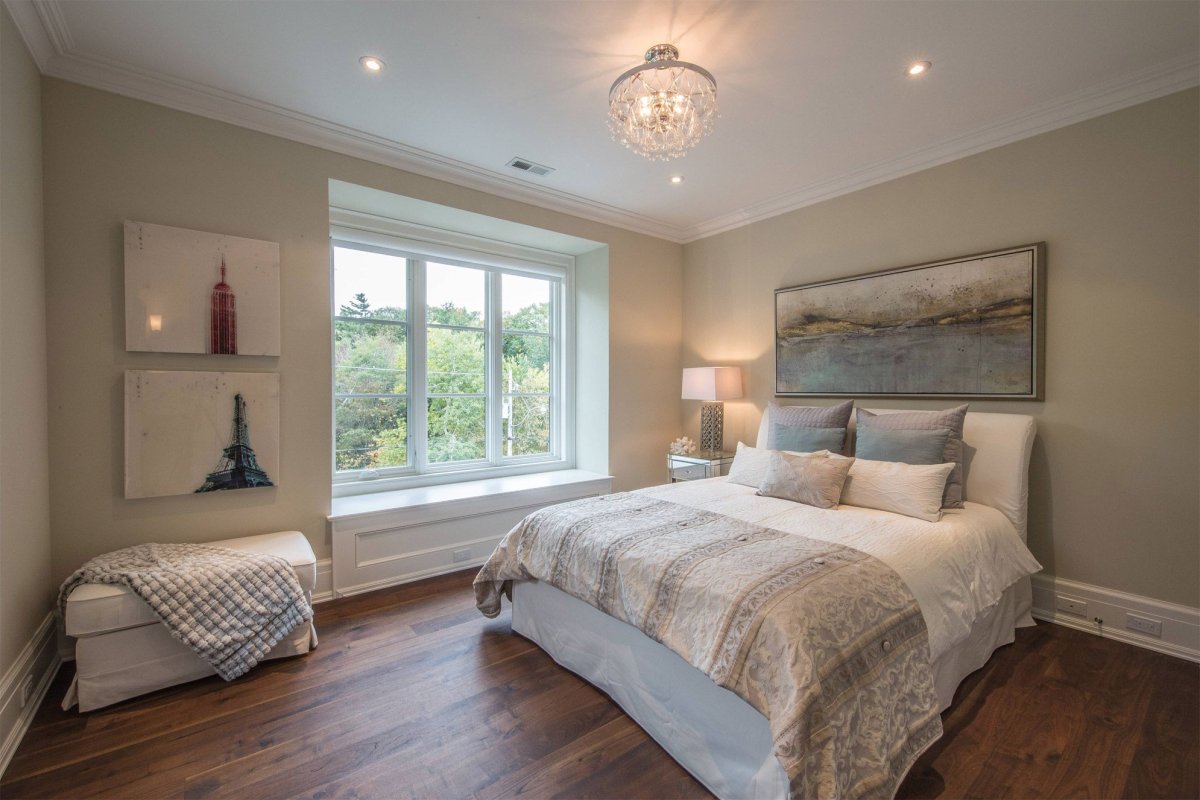 Люстра вешается в спальне