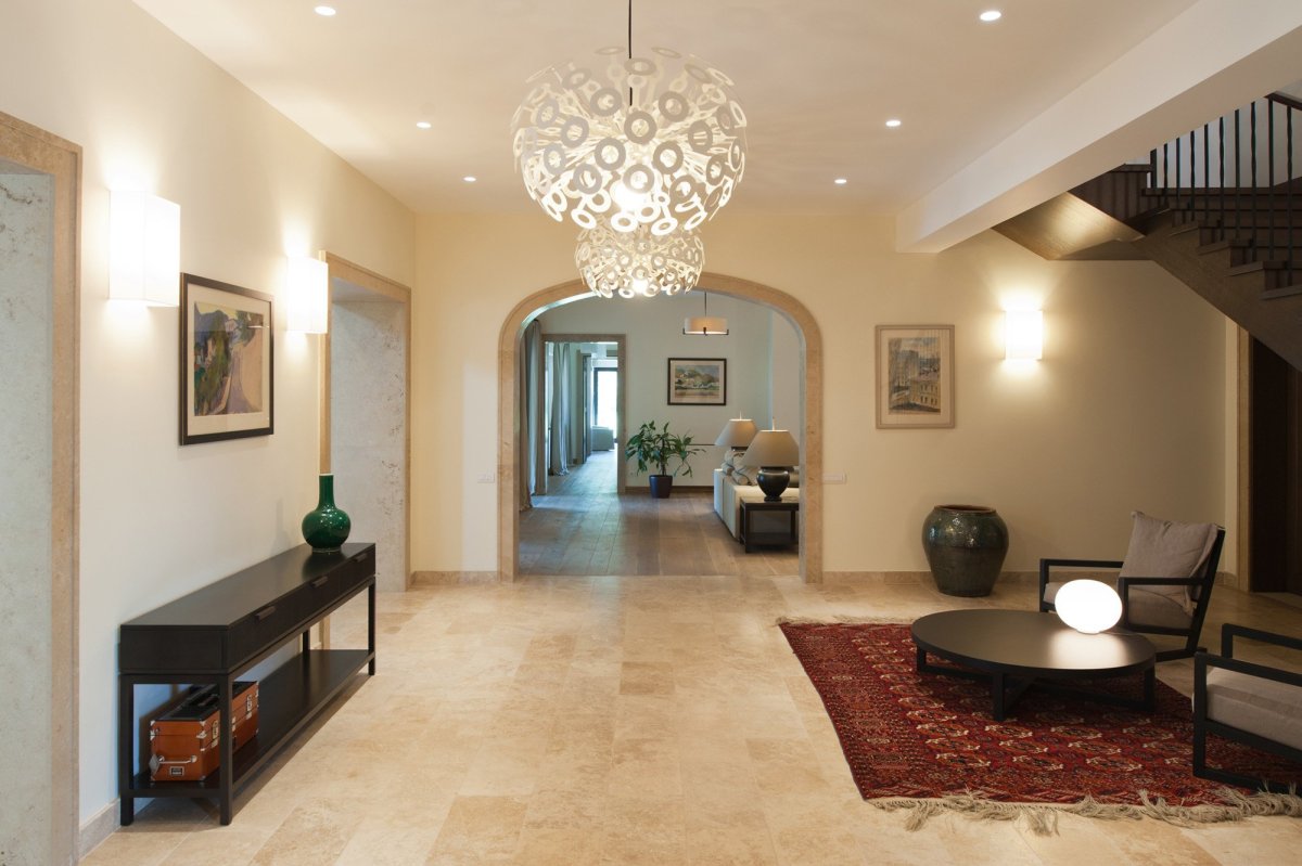 Холл с гостиной в частном доме