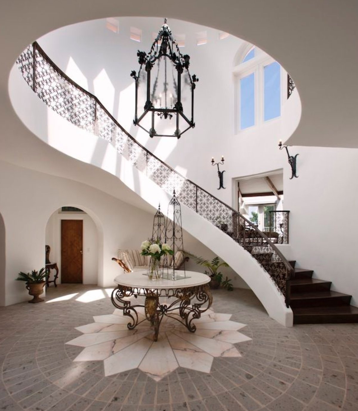 Холл с лестницей в частном доме