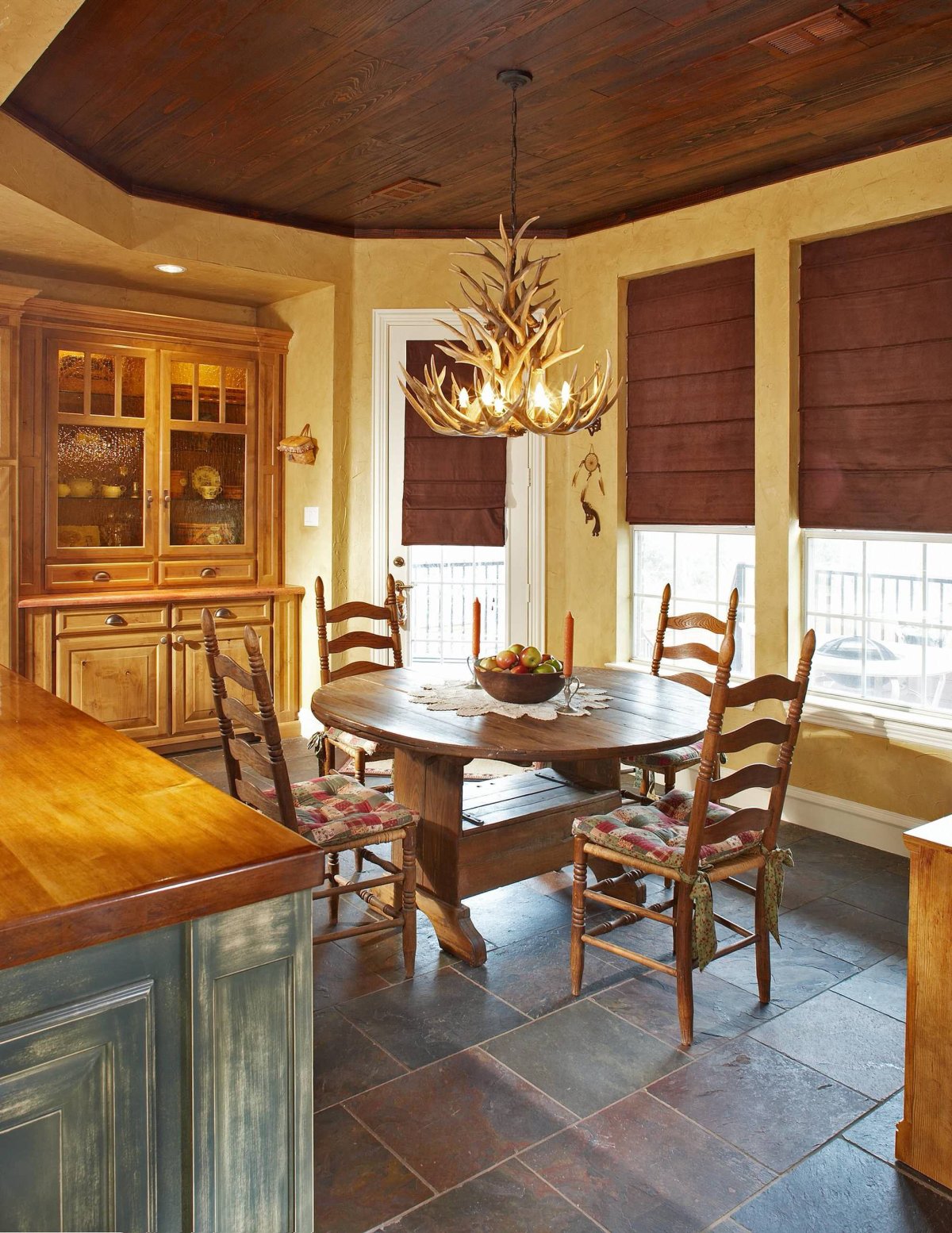 Люстра в деревянный дом