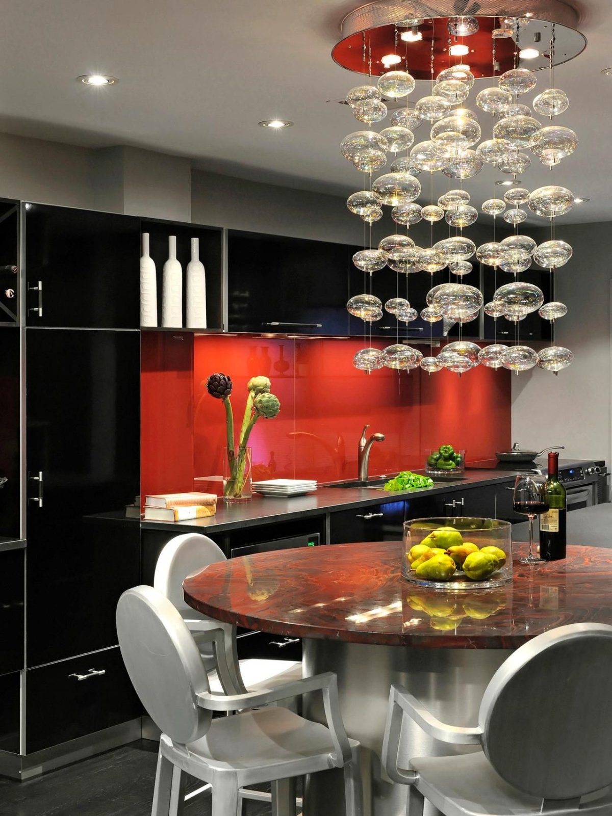 Люстра над столом на кухне