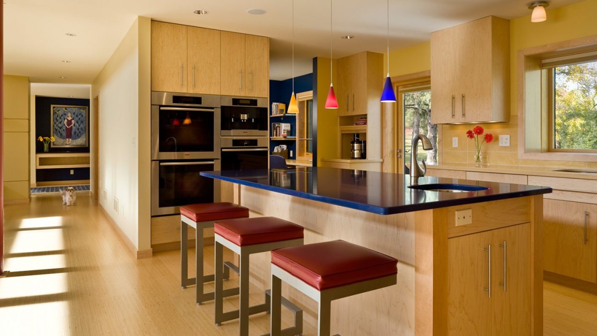 Освещение над барной стойкой на кухне