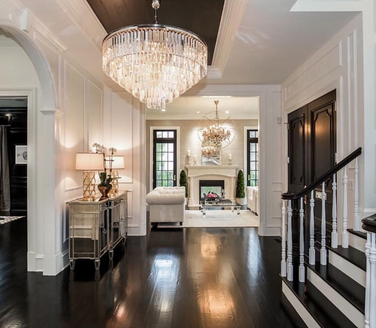 Люстры для холла в интерьере