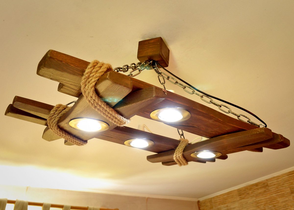 Светильник из дерева