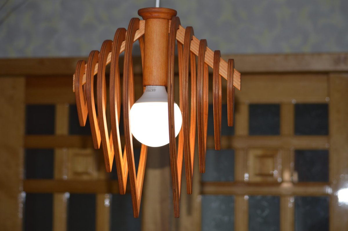 Светильник из дерева