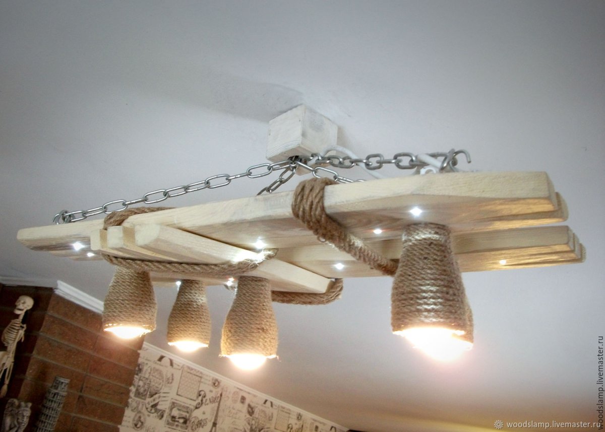 Люстры и светильники из дерева