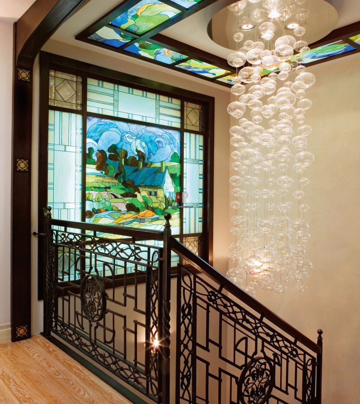 Люстра для лестничного холла