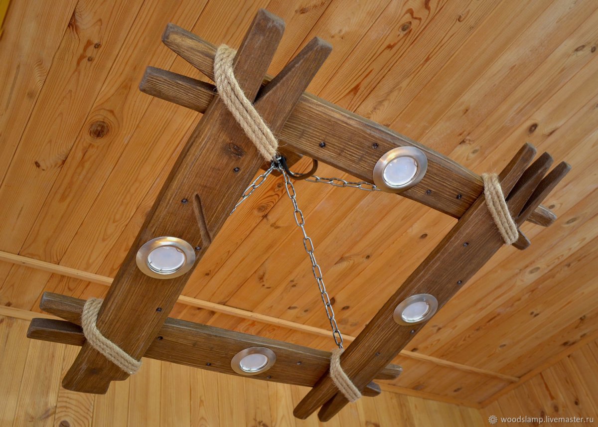 Светильник из дерева