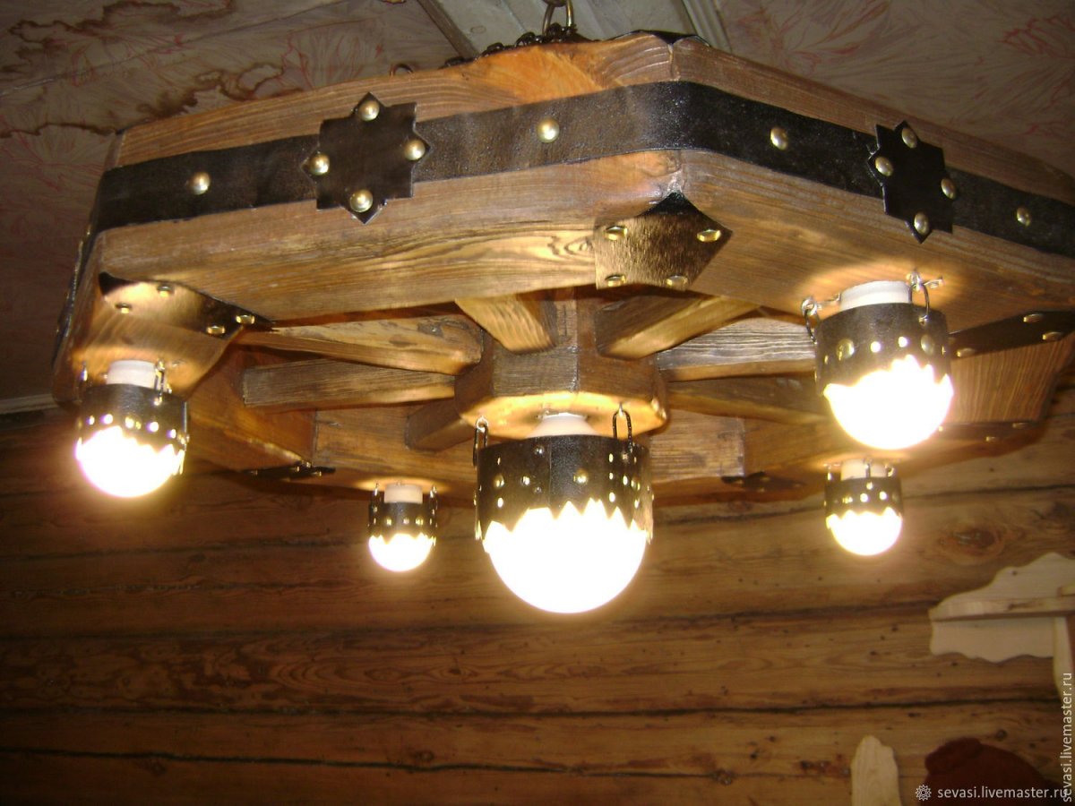 Большая деревянная люстра