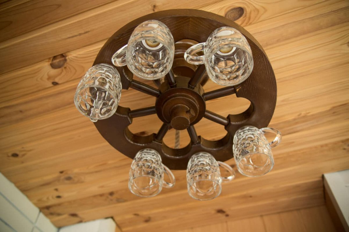 Деревянная люстра в баню