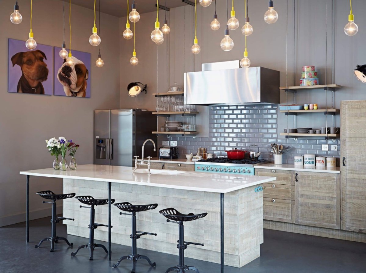 Кухня лофт с двумя окнами