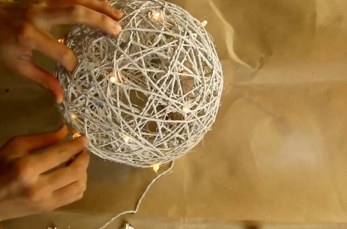 Плафон из нитей