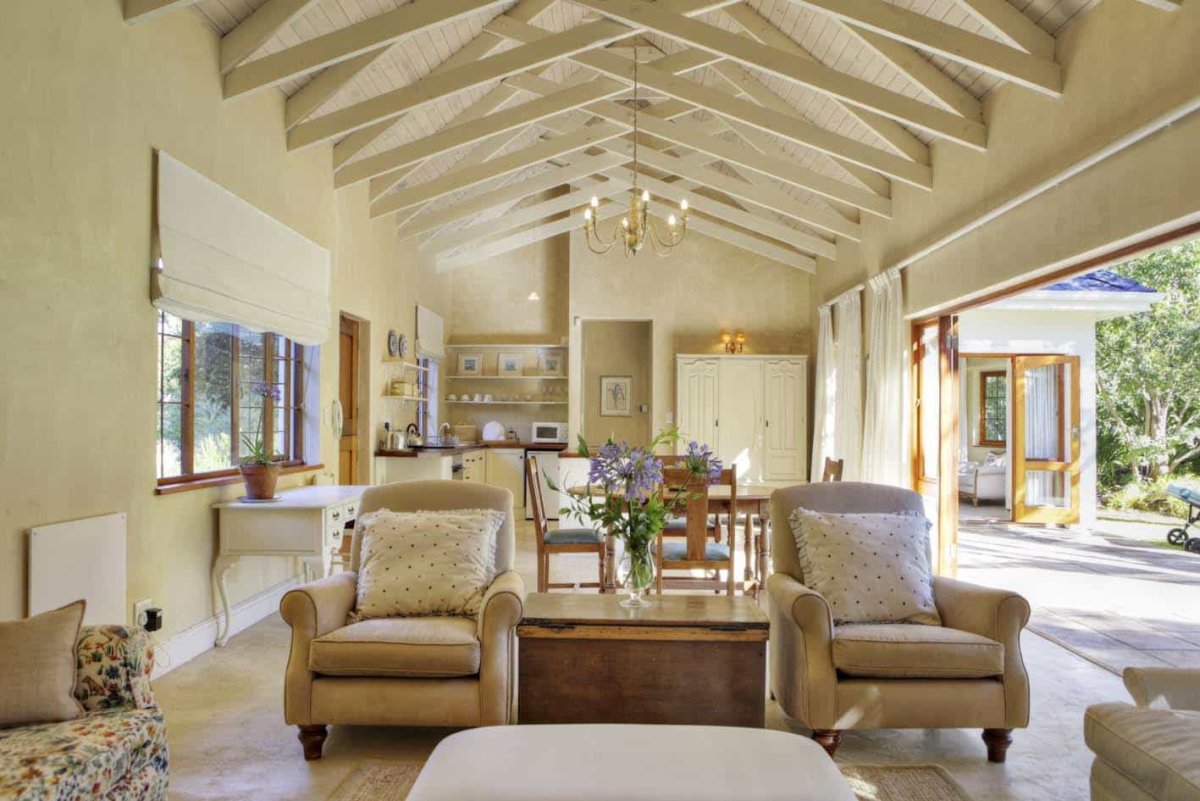 Освещение гостиной с балками на потолке