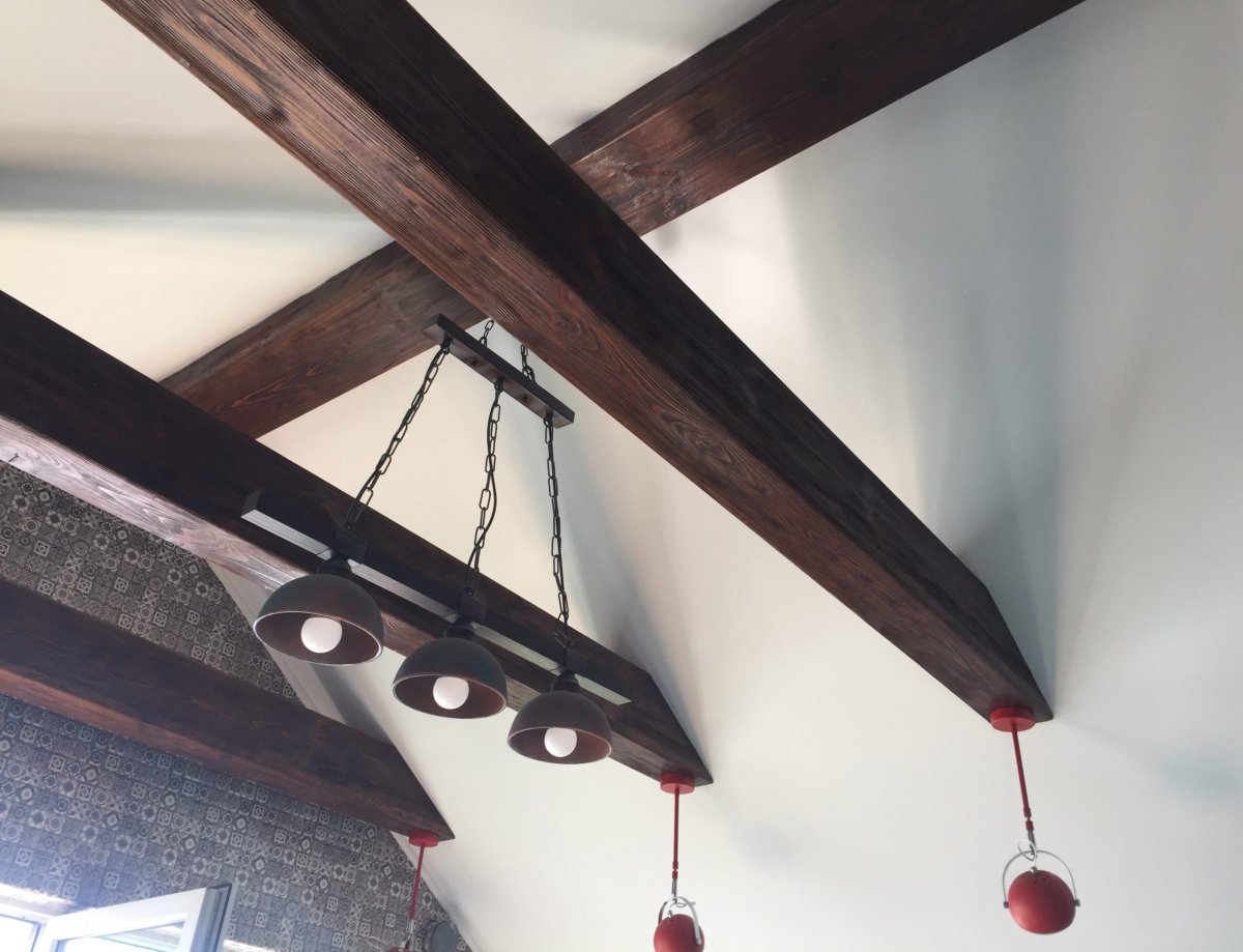 Люстра для потолка с балками