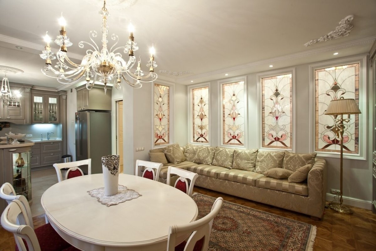 Кухня Объединенная с гостиной в неоклассическом стиле