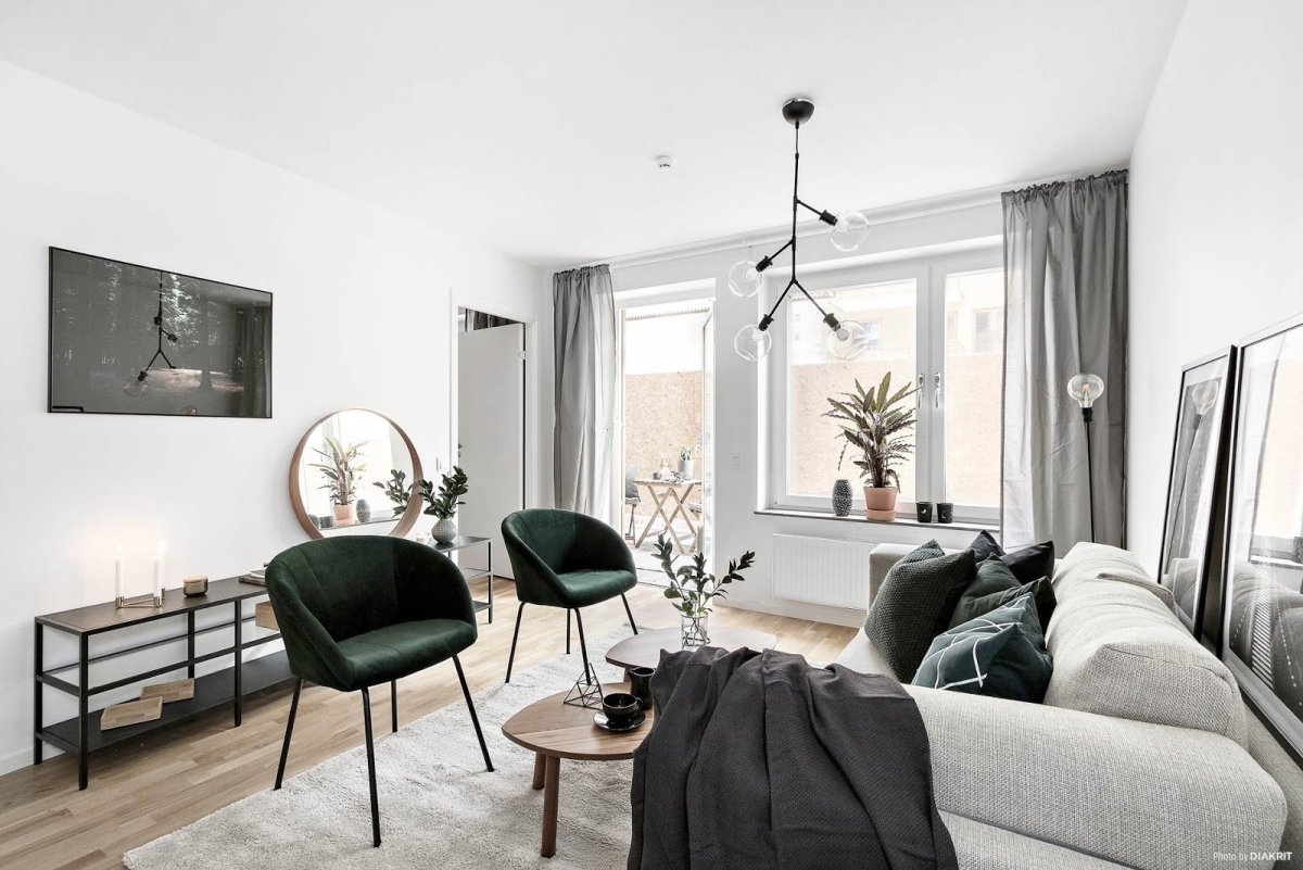 Гостинная с серыми стенами и деревянными элементами