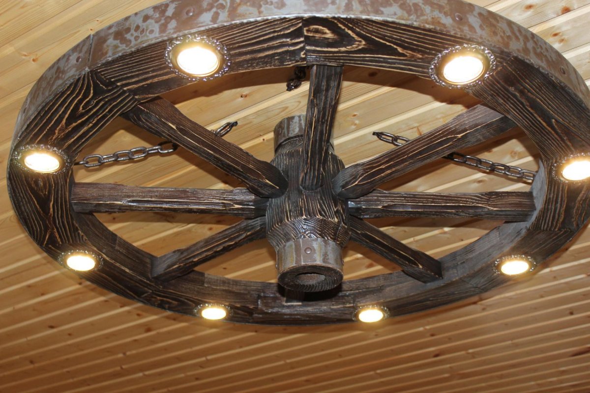 Деревянные состаренные люстры