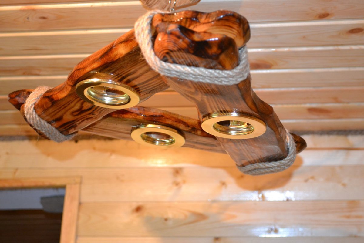 Деревянная люстра в баню