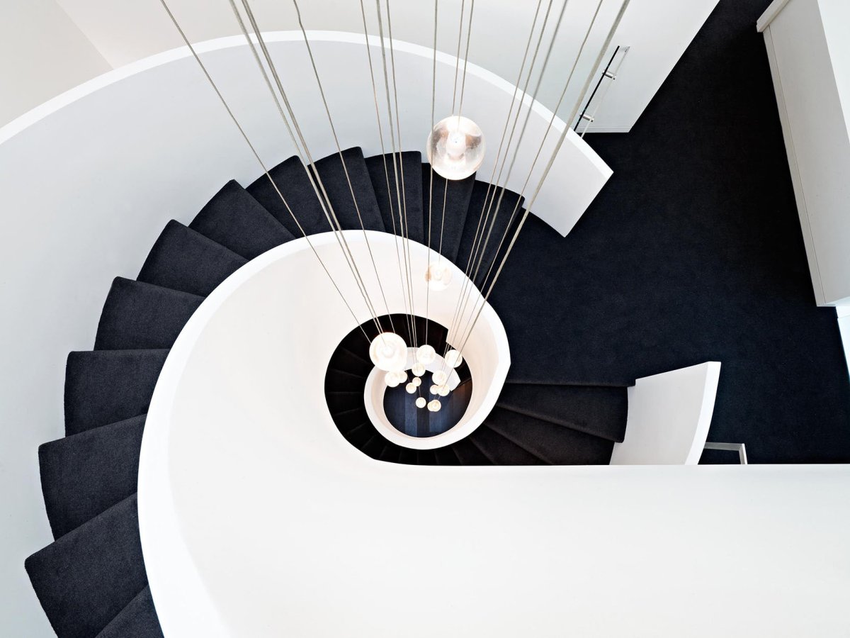 Декоративная композиция черно белая лестница