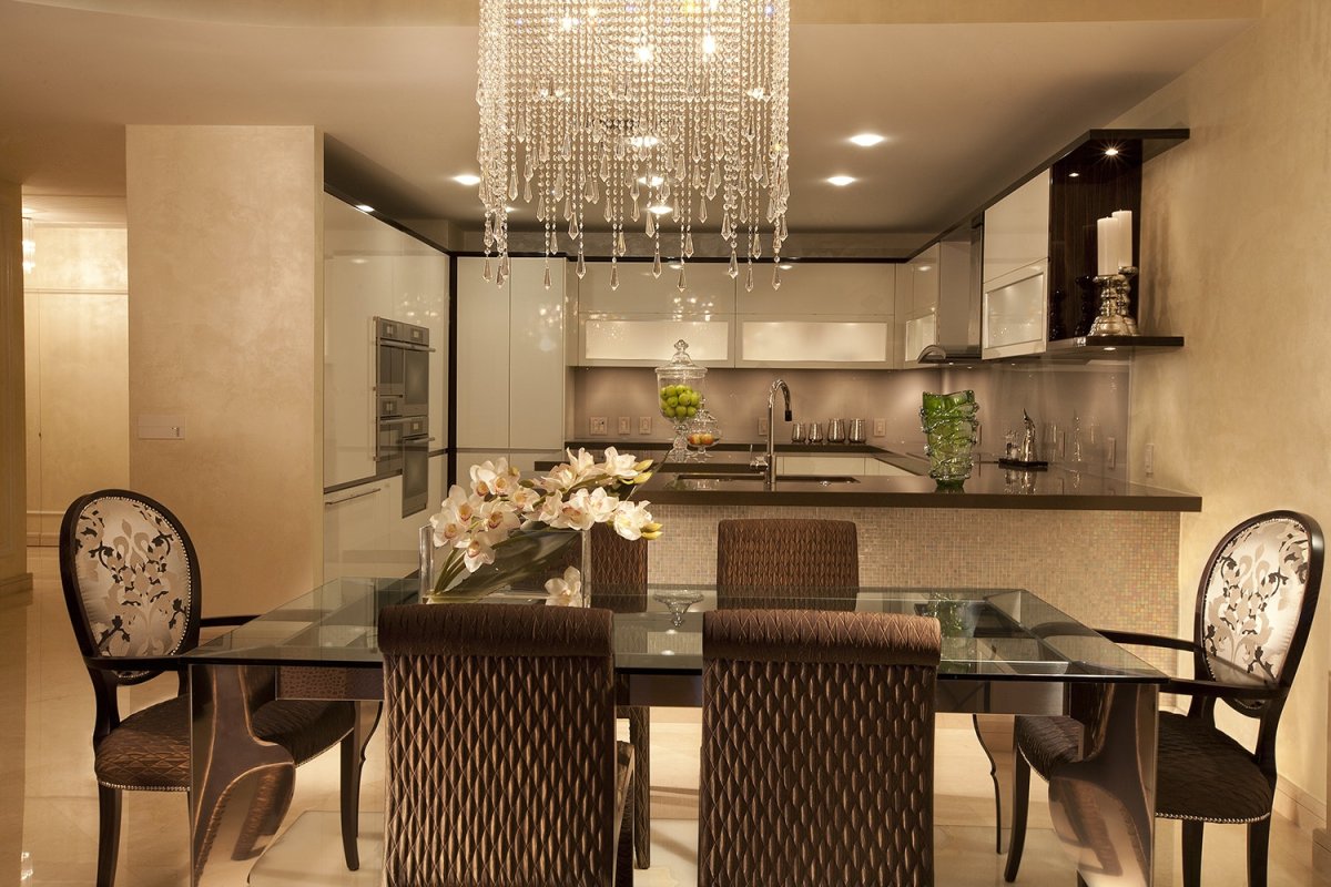 Хрустальная люстра в интерьере кухни