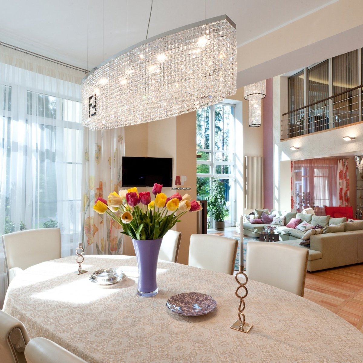 Хрустальная люстра над столом