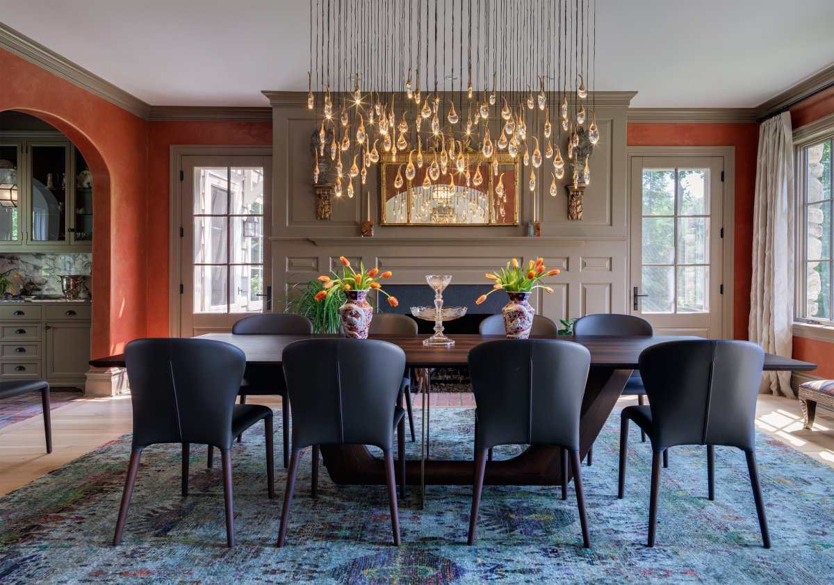 Люстра над большим обеденным столом