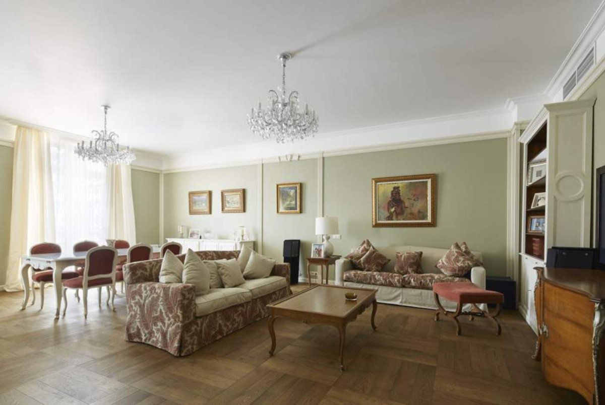 Люстра в неоклассическом стиле в гостиную