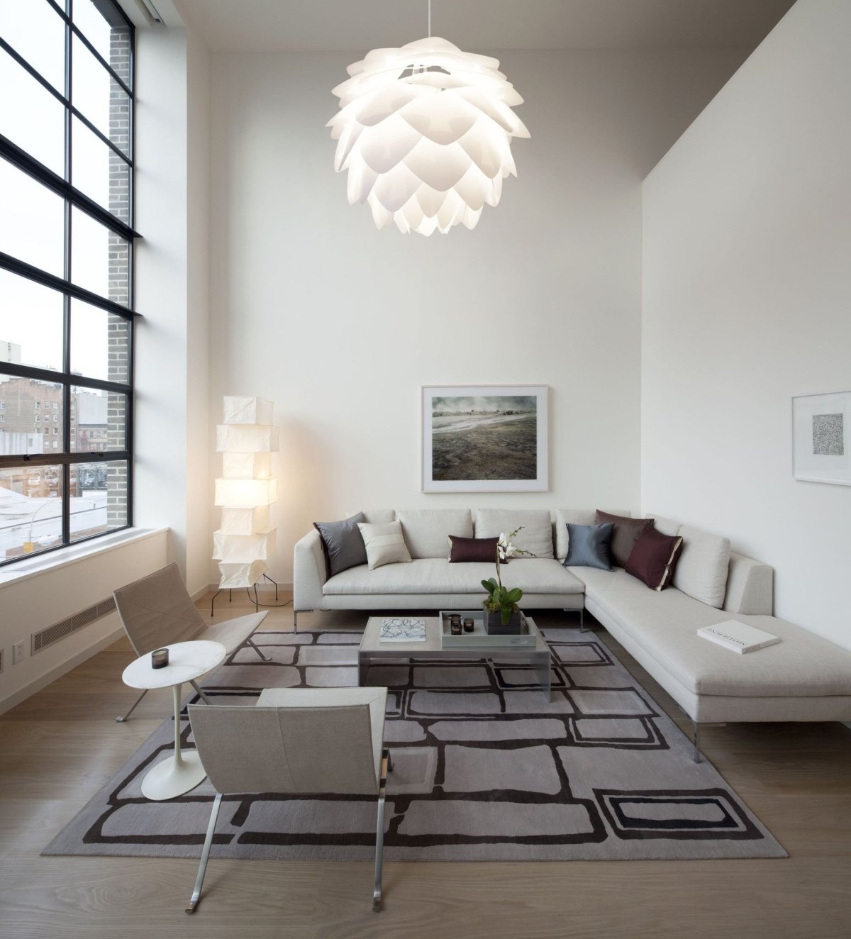 Гостиная с двумя люстрами