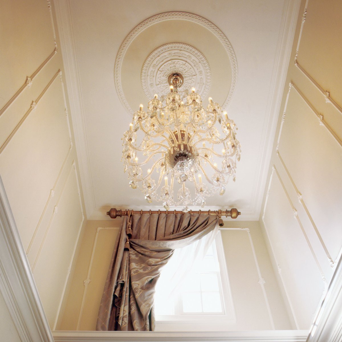 Потолочный плинтус под люстру