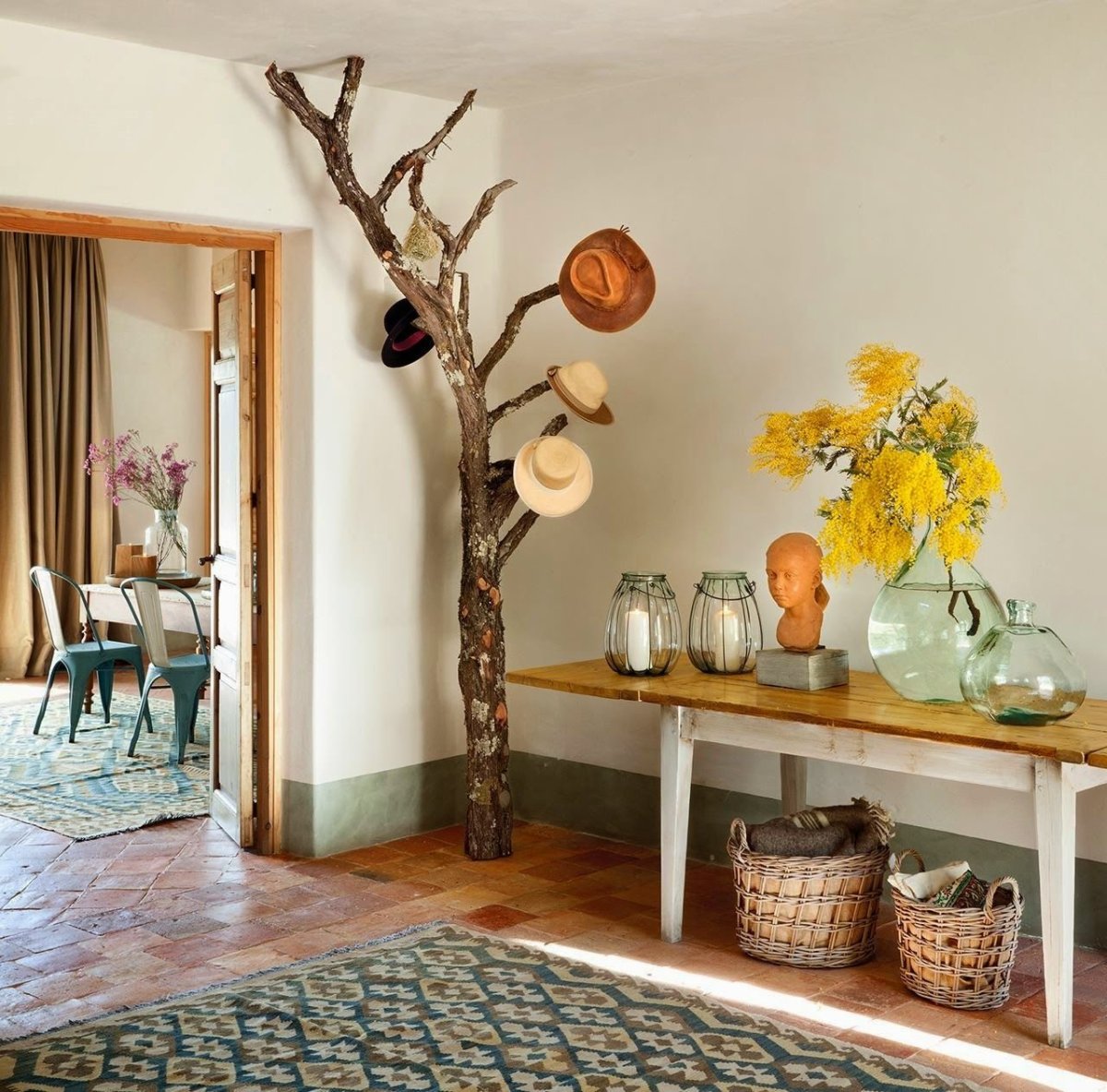 Декор стены деревянными спилами