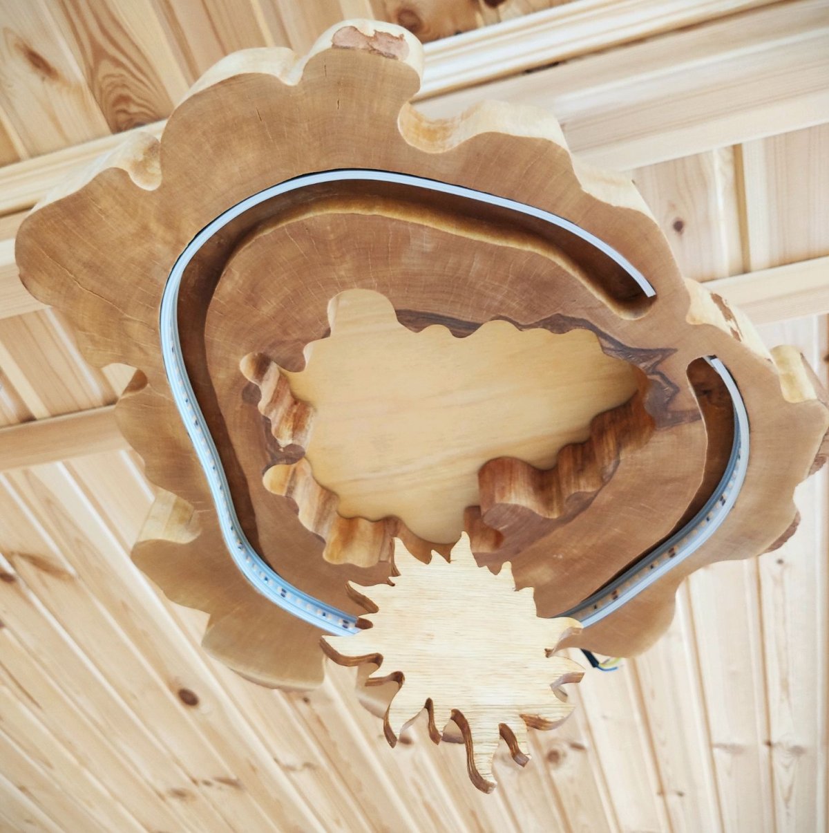 Декор стены из спилов дерева