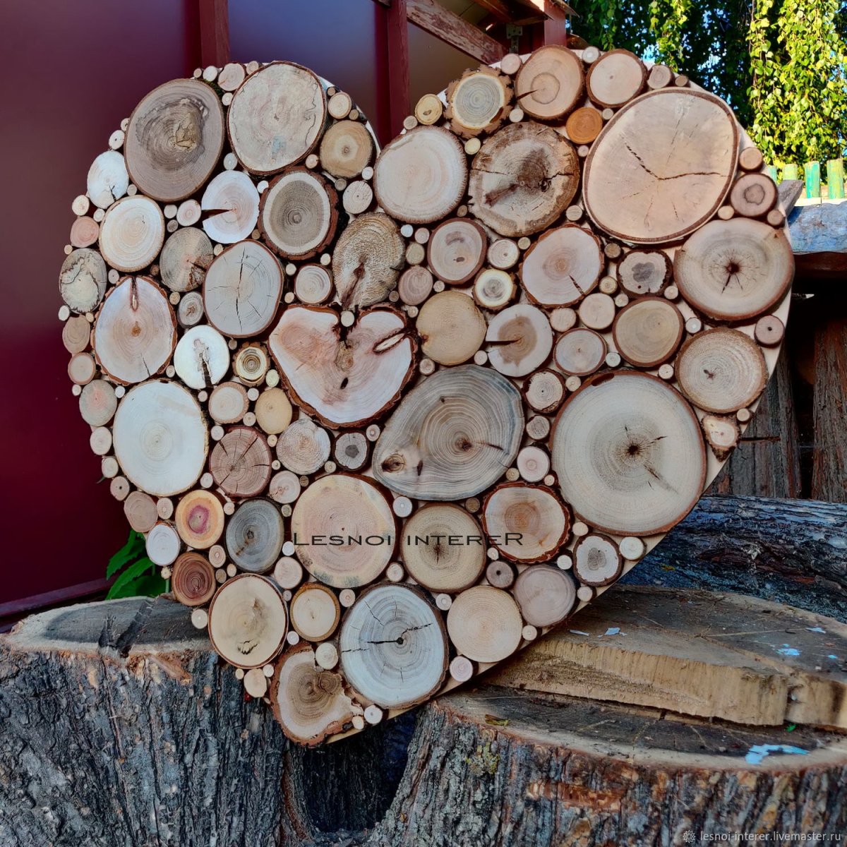 Декор стены спилами дерева