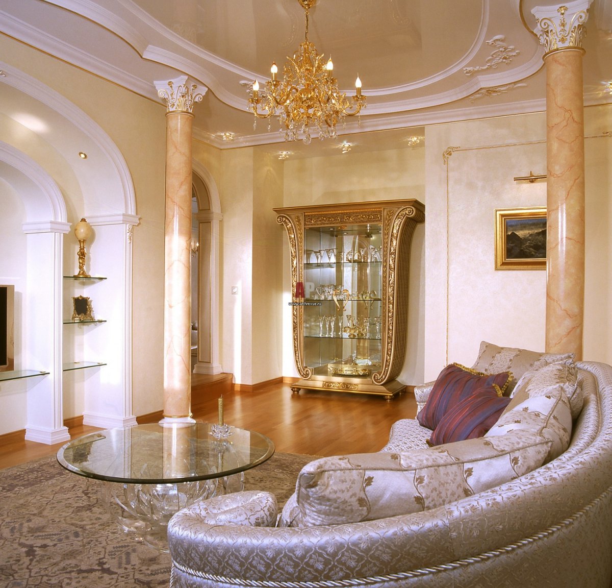 Гостиная с колоннами