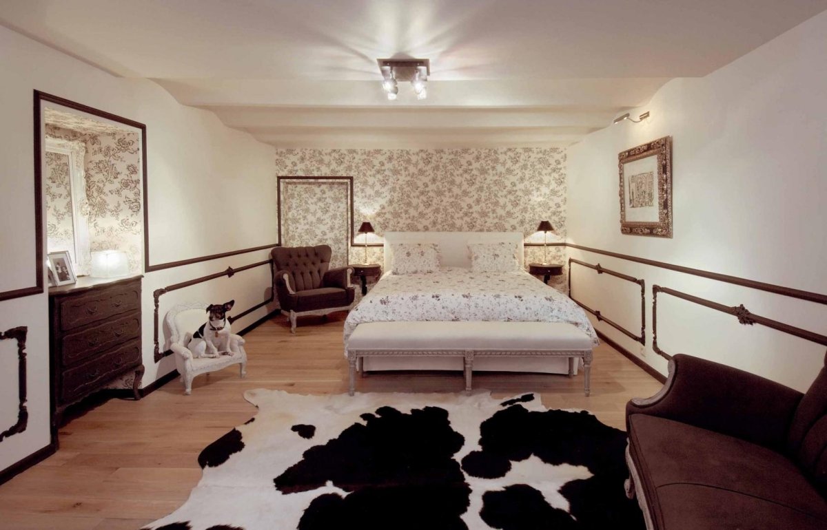 Интерьер спальни и шкура на стене