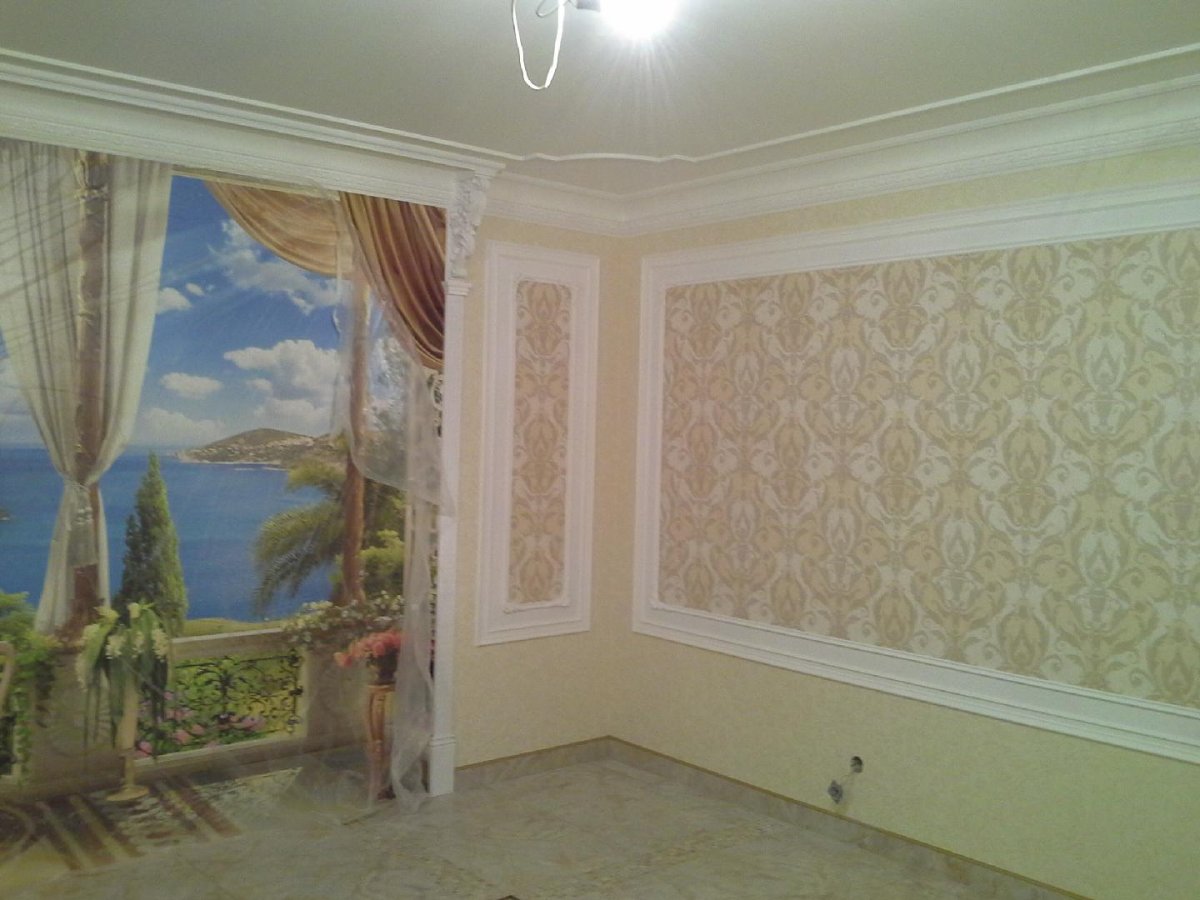 Фотообои в рамке из потолочного плинтуса