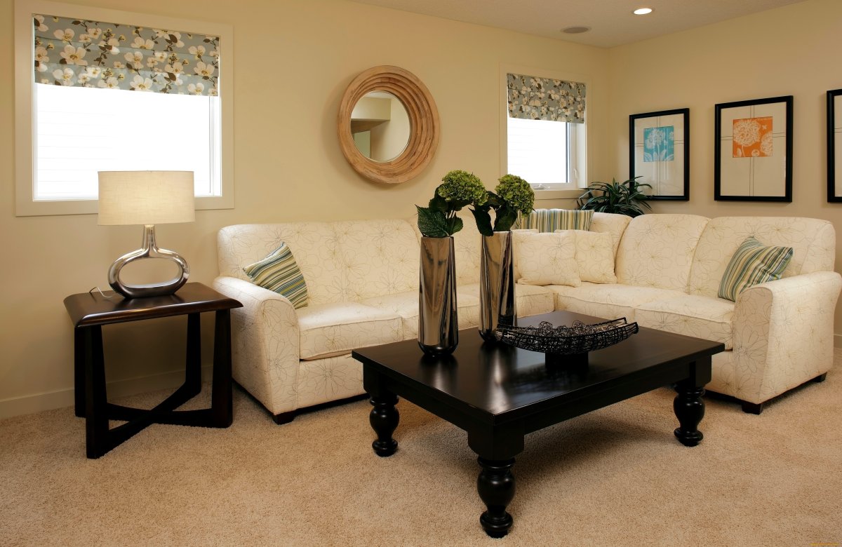 Зеркало над угловым диваном в гостиной