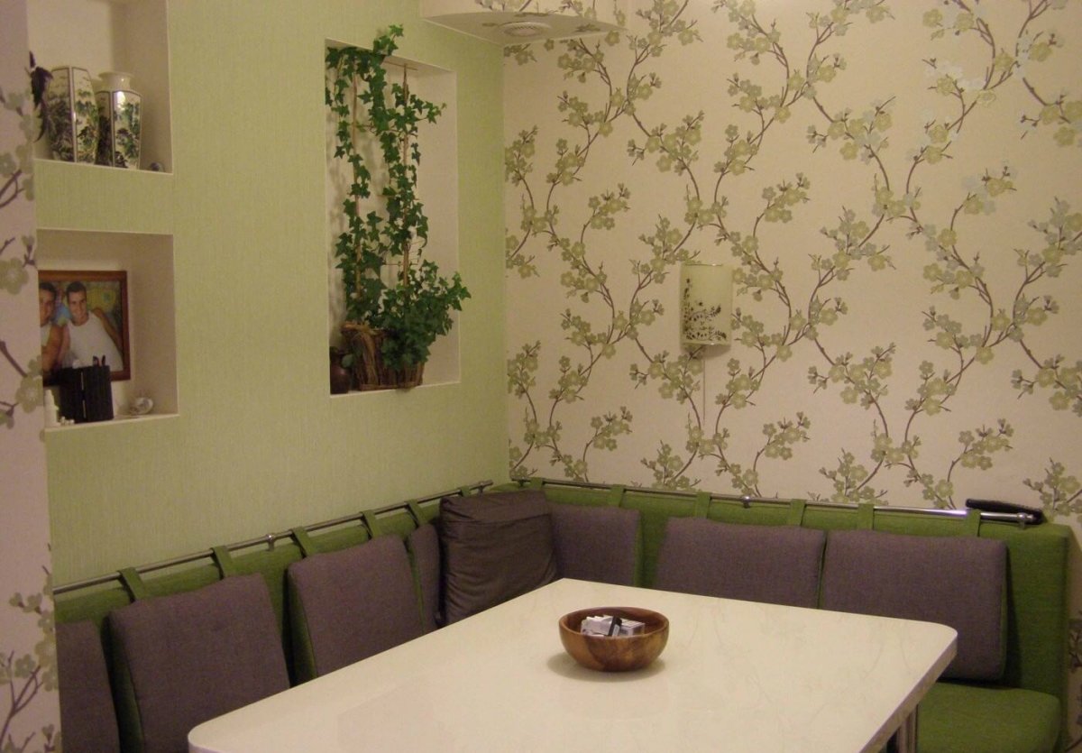 Обои в рамке на стене в спальне