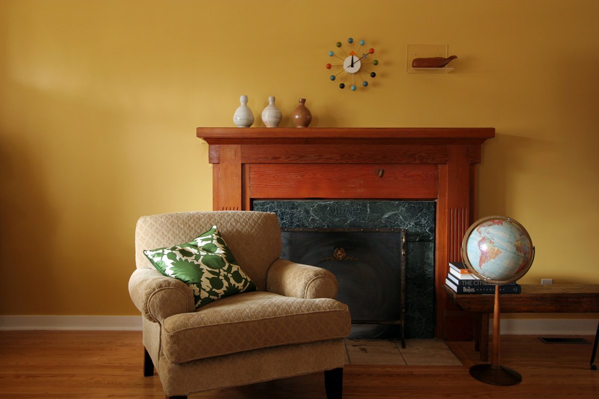 Комбинированные обои для гостиной с угловым диваном