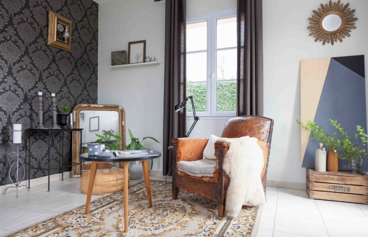 Интерьер гостиной в темных тонах