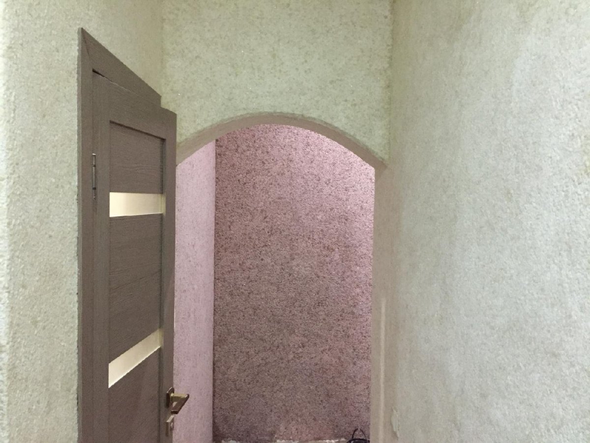 Декоративный камень над диваном