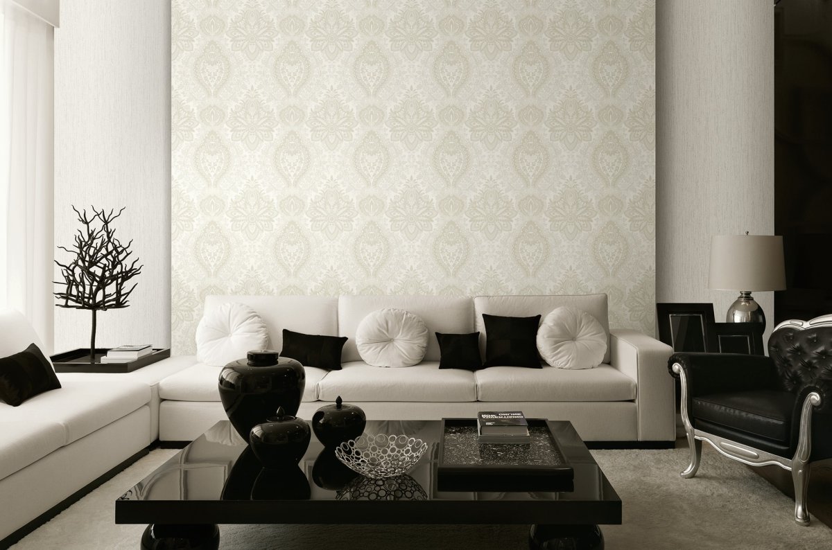Обои с вензелями в гостиной