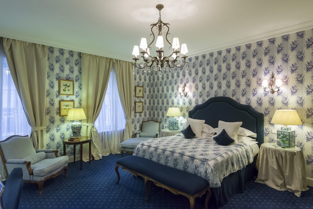 Подобрать занавески к пестрым обоям