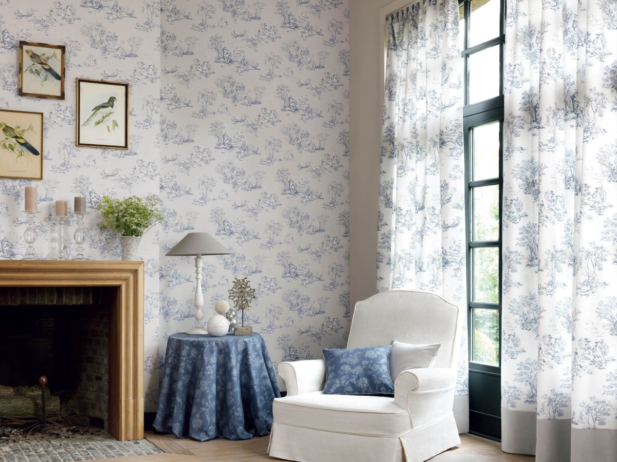 Обои с вензелями в интерьере гостиной