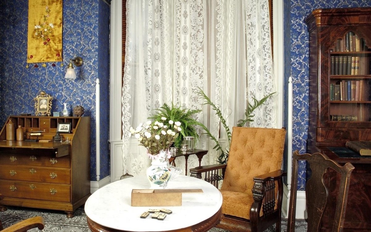 Интерьер с винтажными обоями